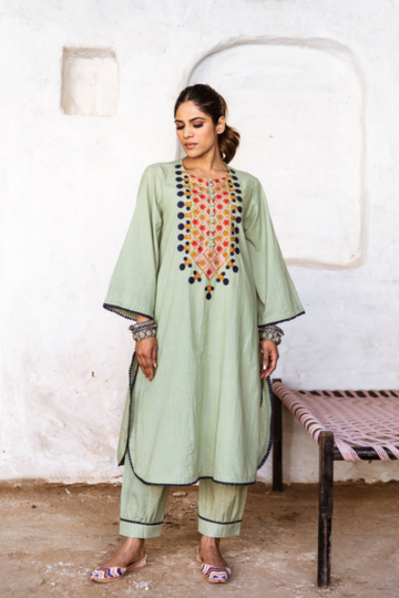 GREEN COTTON KURTA SET FOR WOMEN WITH PANTS AND EMBROIDERED NECKLINE LONG KURTAS