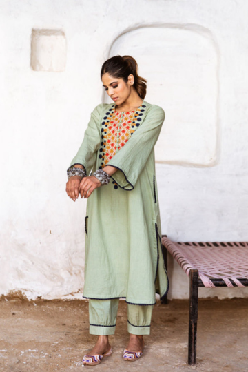 GREEN COTTON KURTA SET FOR WOMEN WITH PANTS AND EMBROIDERED NECKLINE LONG KURTAS