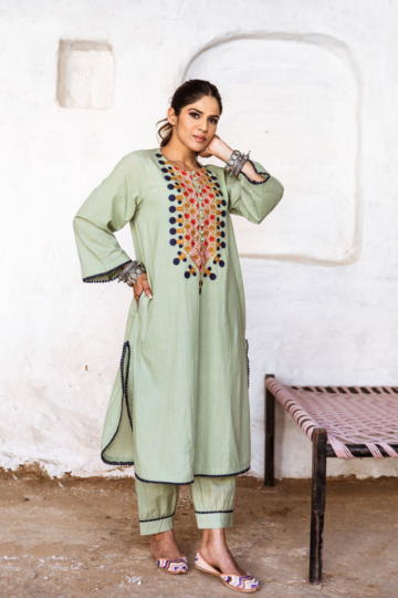 GREEN COTTON KURTA SET FOR WOMEN WITH PANTS AND EMBROIDERED NECKLINE LONG KURTAS