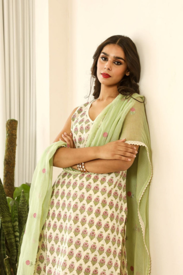 BLOCK PRINT KUSHA OFFWHITE STRAIGHT KURTA SET WITH DORIYA DUPATTA