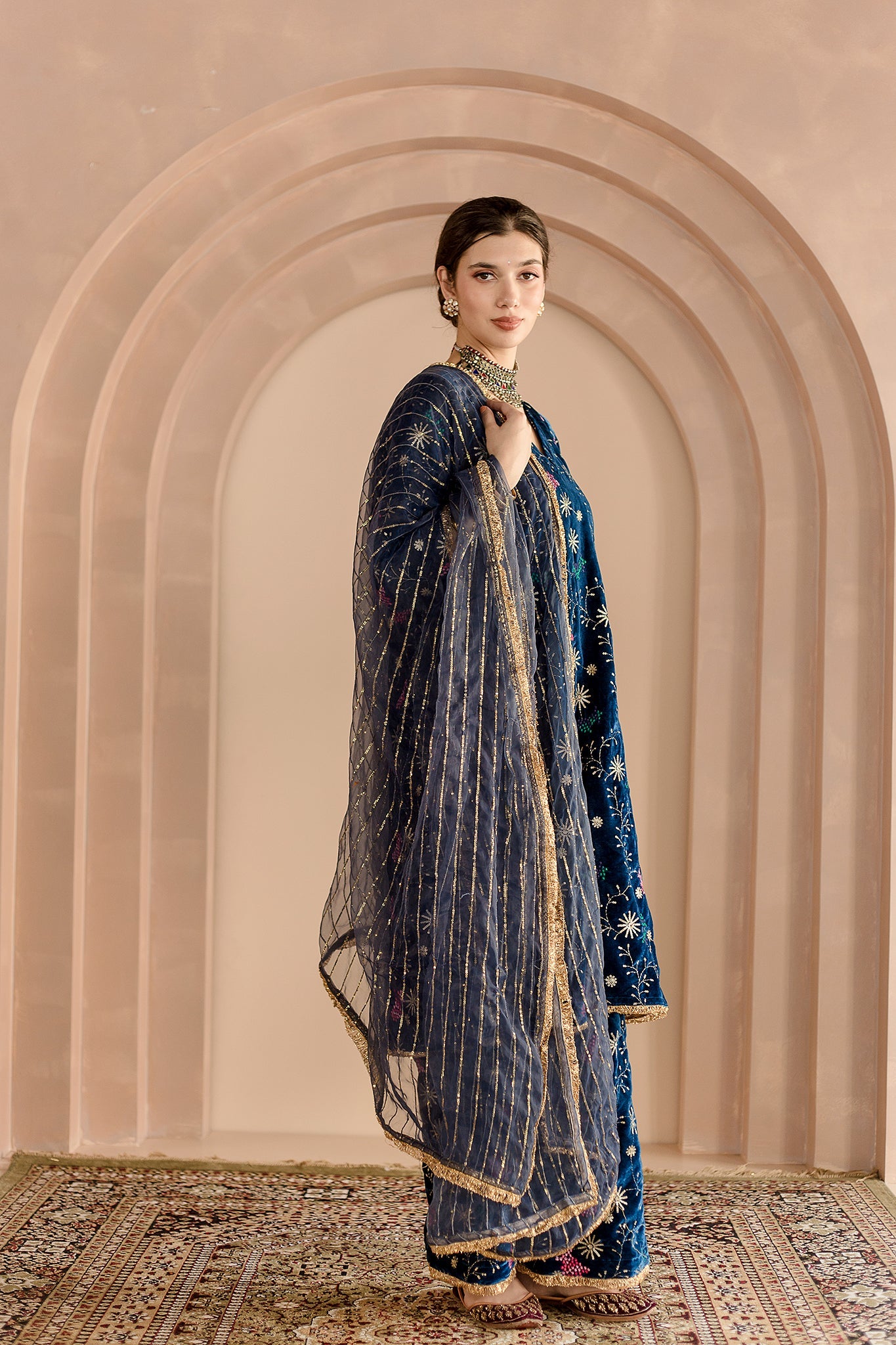 RESHAM THREAD DETAILED CHAYA BLUE VELVET SET KURTA WITH ORGANZA DUPATTA