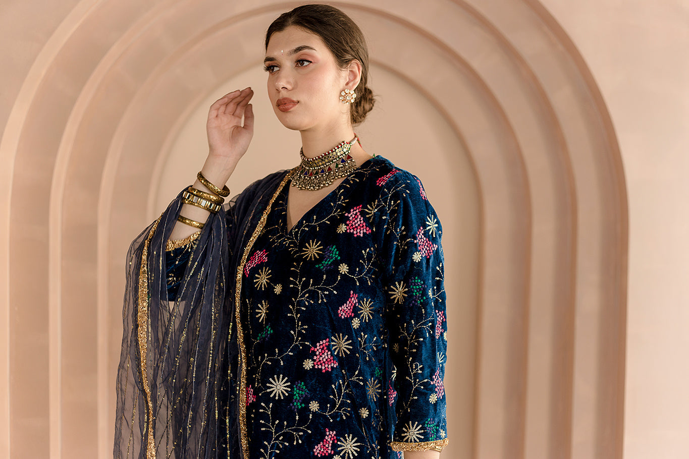 RESHAM THREAD DETAILED CHAYA BLUE VELVET SET KURTA WITH ORGANZA DUPATTA