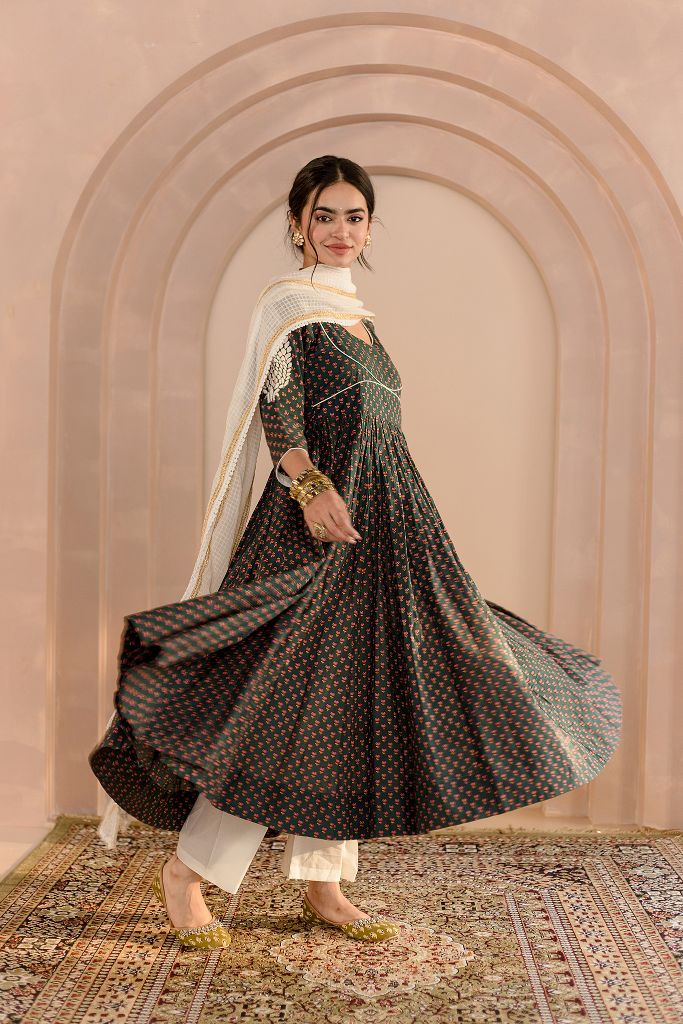 SHUBHA COTTON EMBERALD  ANARKALI SET WITH THREAD DETAILED SLEEVES AND DORIYA DUPATTA